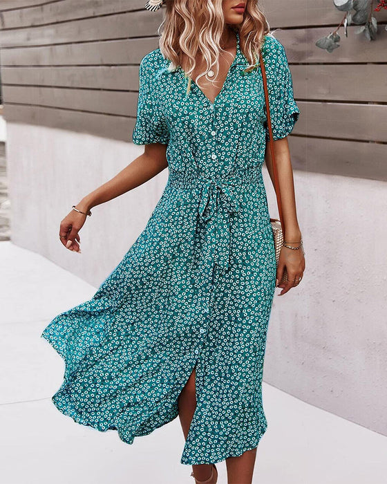 Robe à manches courtes, taille cintrée et imprimés fleuris