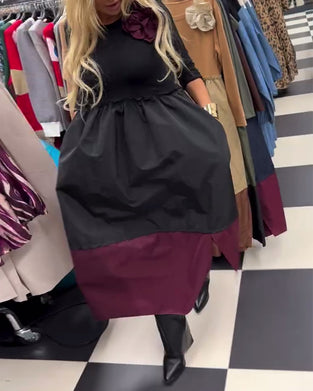 Robe élégante avec fentes contrastées