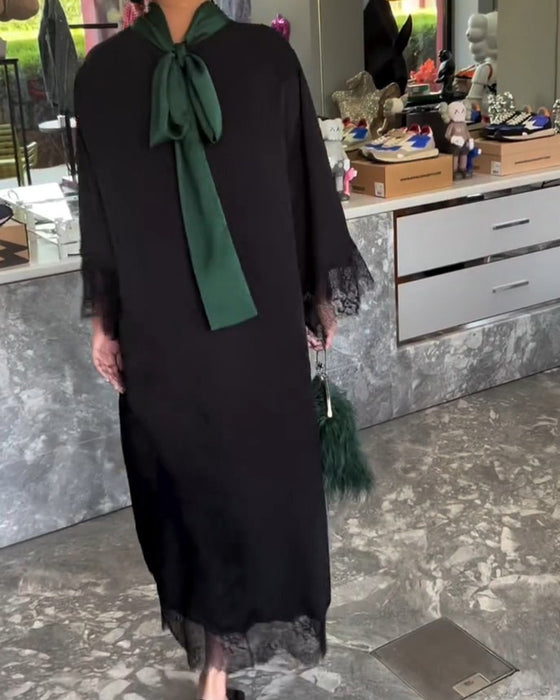 Robe À Col Haut Et Bord En Dentelle