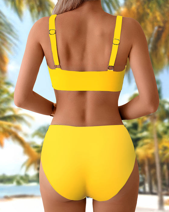 Bikini À La Mode Et Dynamique