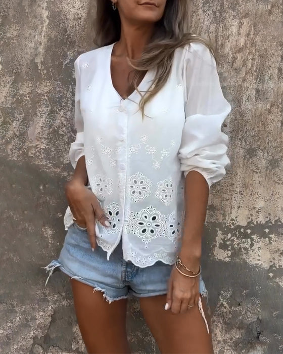 Blouse avec un Col en V, Boutonnée et un Design de Ciselure en Dentelle