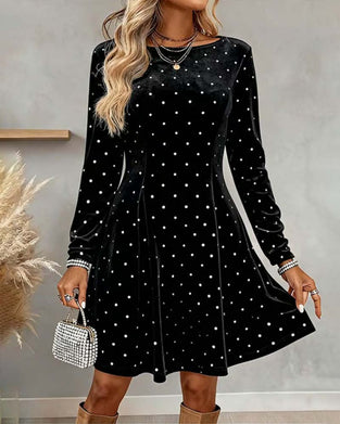 Robe Élégante À Pois Scintillants Et Coupe Cintrée