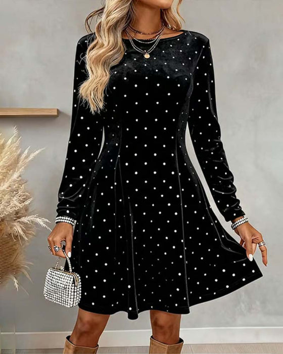 Robe Élégante À Pois Scintillants Et Coupe Cintrée