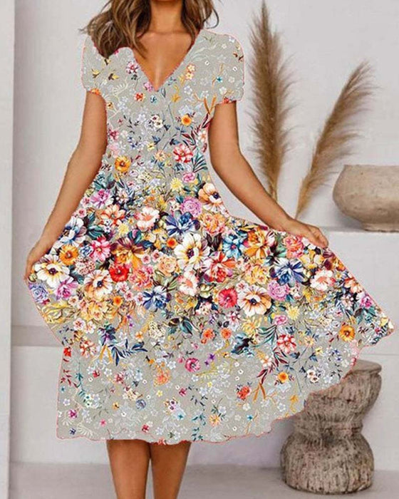Robe Courte À Manches Avec Encolure En V Et Motif Floral