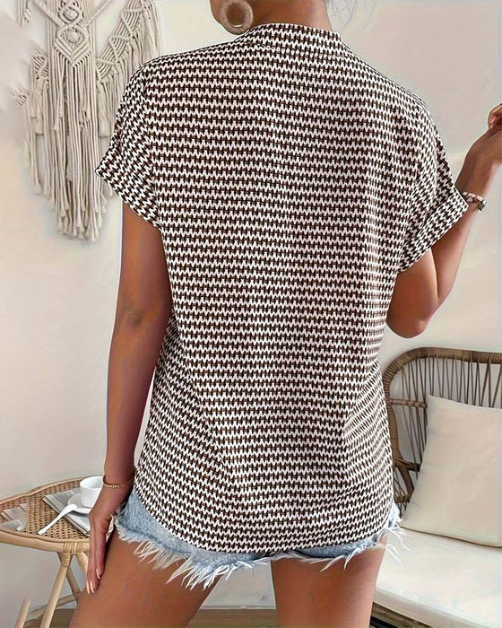 Haut élégant à manches courtes et col en V imprimé pied-de-poule