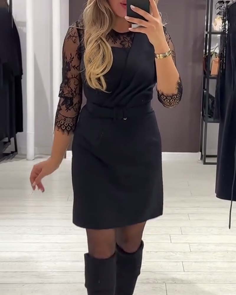 Robe À Coupe Cintrée Et Détails Patchwork