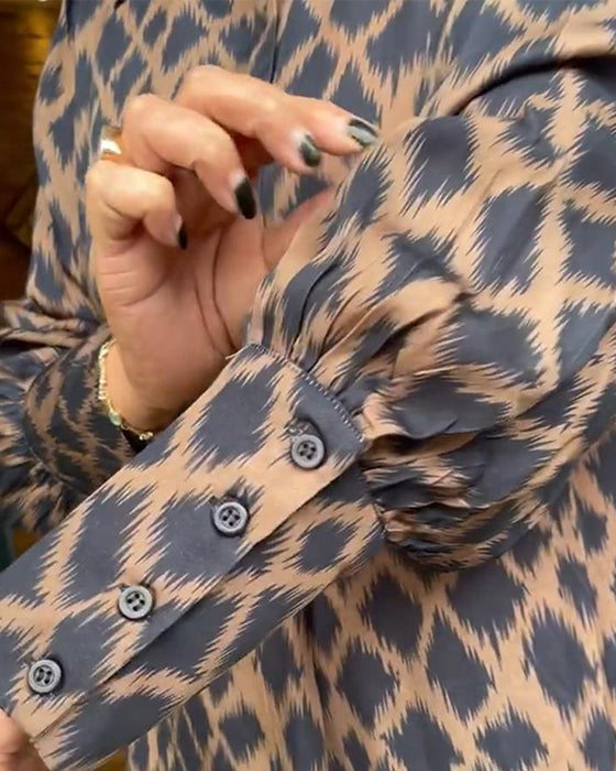 Robe élégante avec imprimé géométrique contrasté et revers