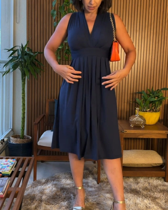 Robe avec col en V, sans manches et taille cintrée