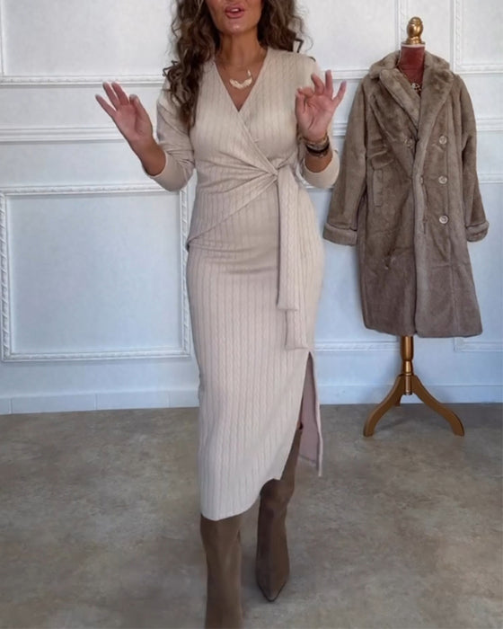 Robe élégante moulante avec col en V