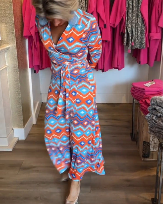 Robe à bretelles et revers imprimés colorés