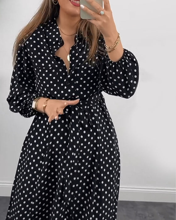 Robe élégante avec revers imprimé à pois