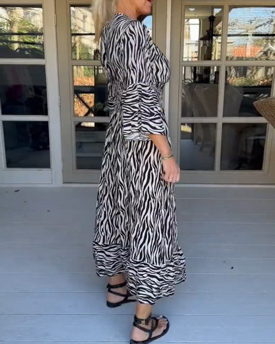 Robe rayée à encolure en V