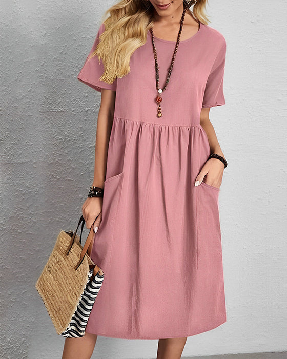 Robe plissée à col rond et manches courtes