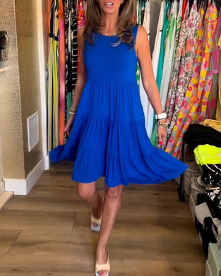 Robe à coupe plissée et sans manches