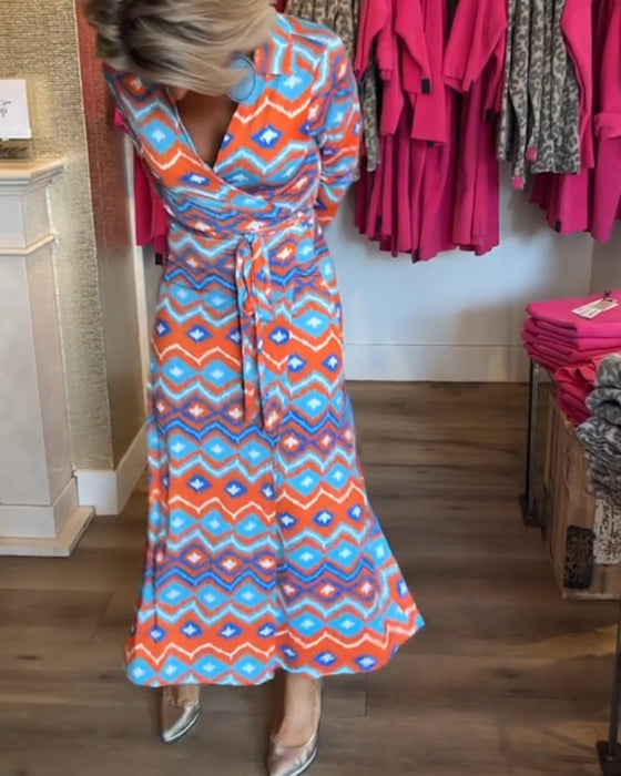 Robe à bretelles et revers imprimés colorés