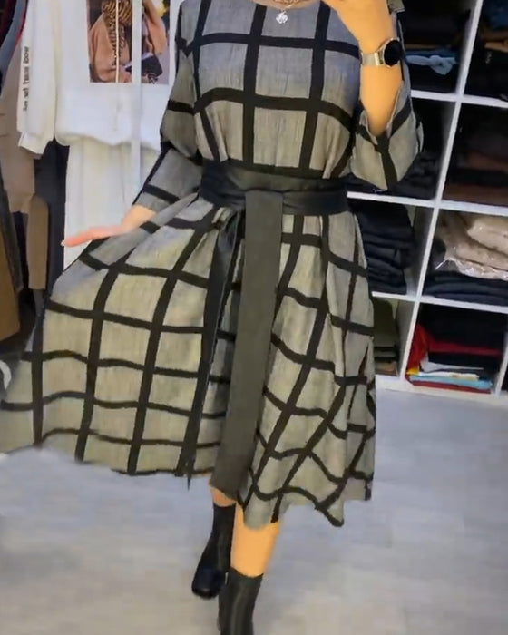 Robe à ligne A à carreaux avec encolure ronde