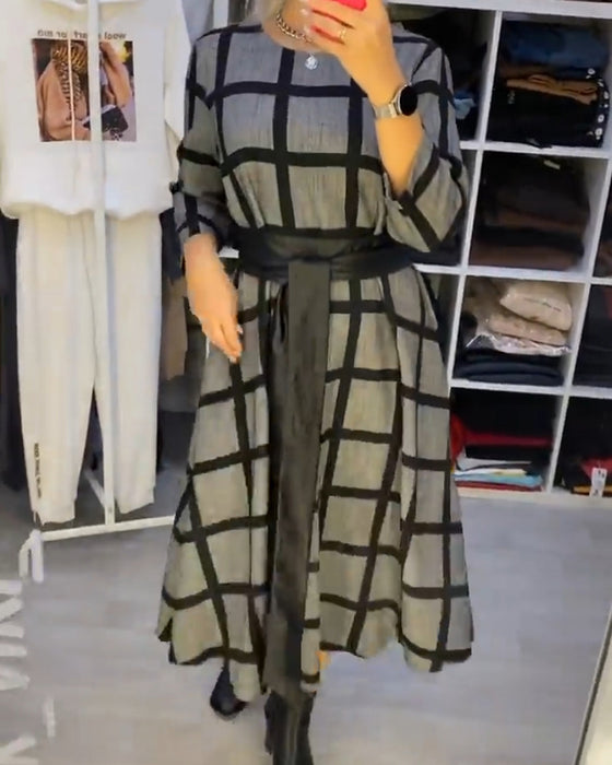 Robe à ligne A à carreaux avec encolure ronde