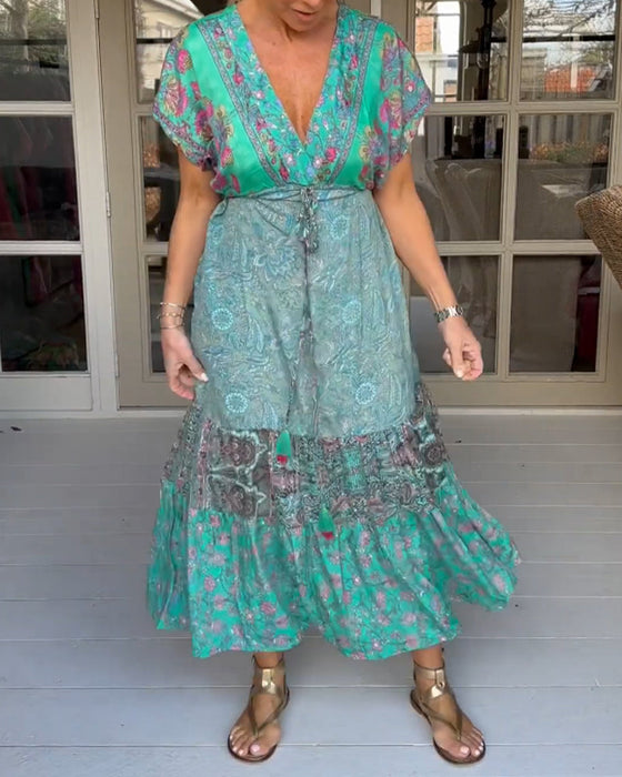 Robe élégante nouée à col en V imprimée