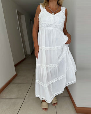 Robe avec empiècements en dentelle et bretelles