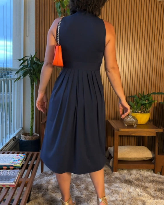 Robe avec col en V, sans manches et taille cintrée