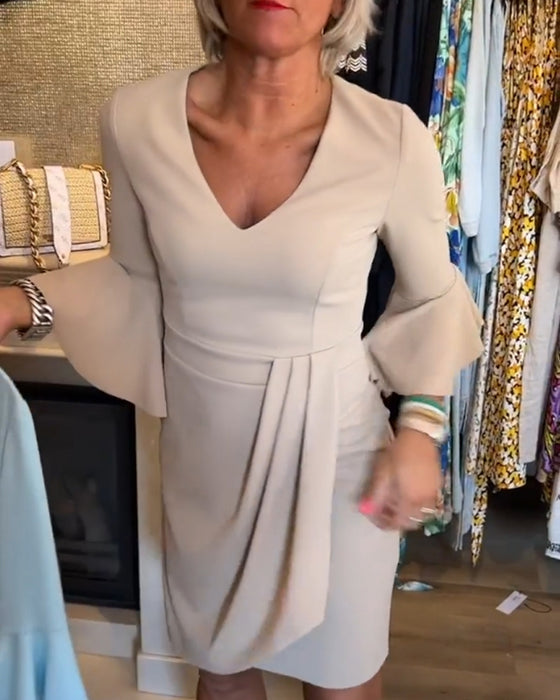 Robe plissée à col en V et manches cloche