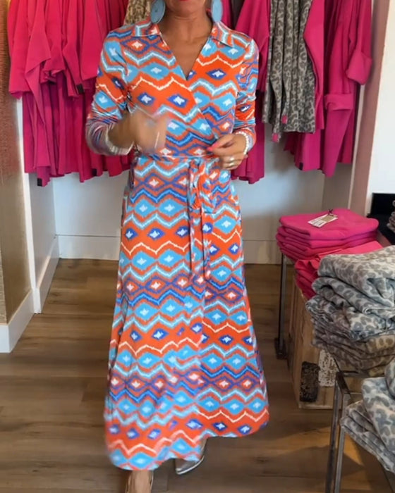 Robe à bretelles et revers imprimés colorés