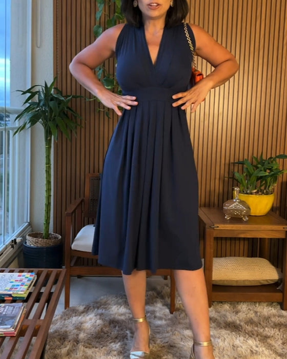 Robe avec col en V, sans manches et taille cintrée