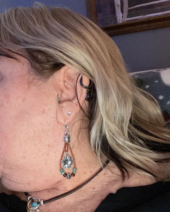 Boucles d'oreilles simples en cuir boho avec fleur en corde