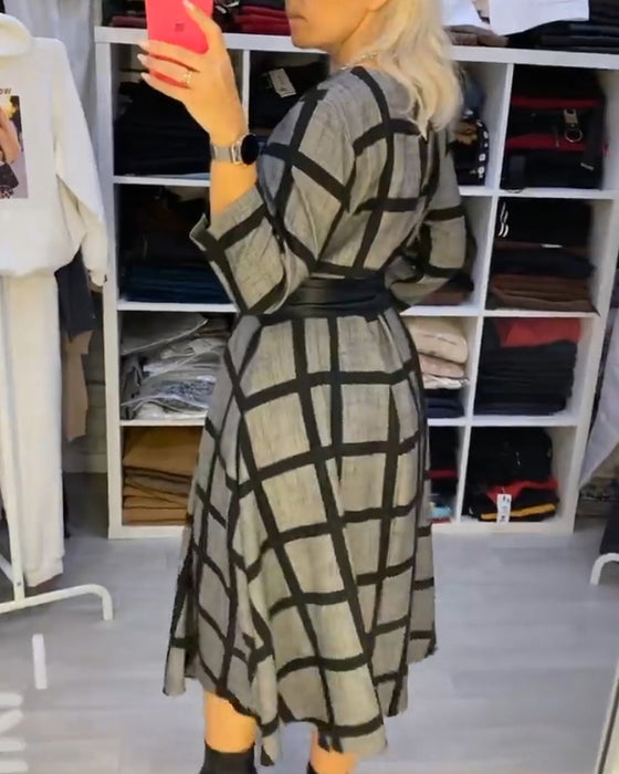 Robe à ligne A à carreaux avec encolure ronde