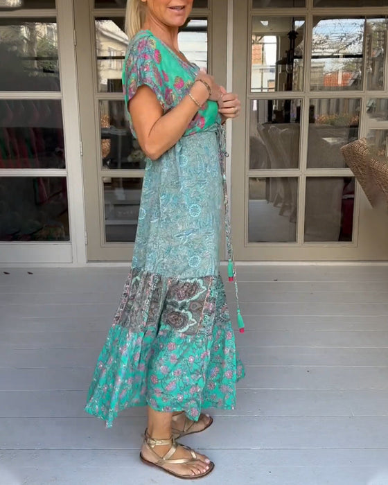 Robe élégante nouée à col en V imprimée