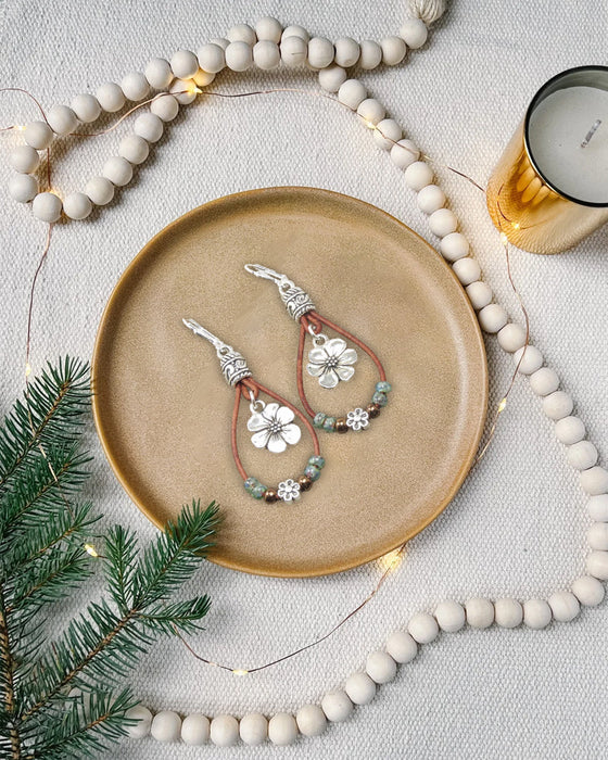 Boucles d'oreilles simples en cuir boho avec fleur en corde