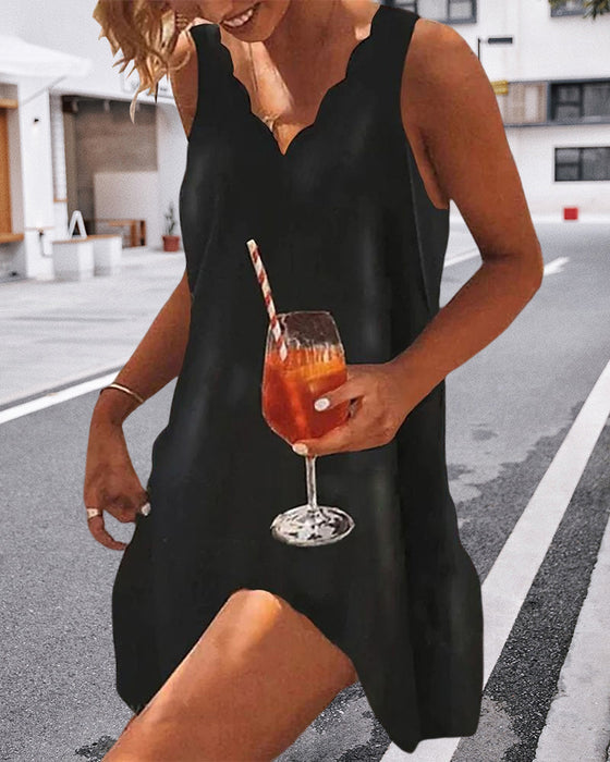 Petite Robe noire à encolure ondulée