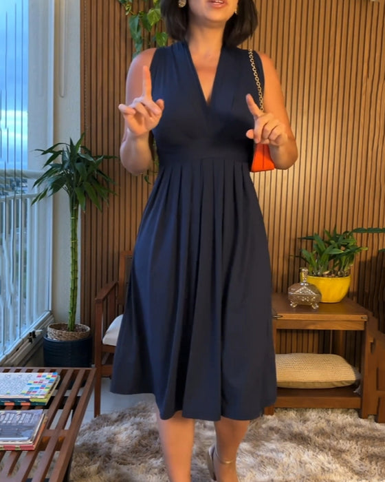 Robe avec col en V, sans manches et taille cintrée