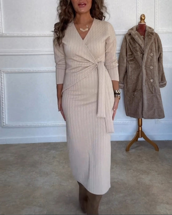 Robe élégante moulante avec col en V