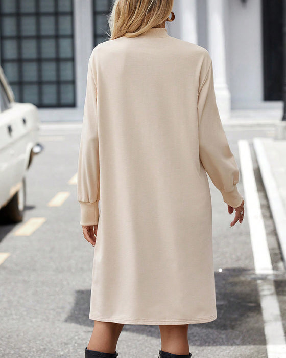 Robe avec un cou haut et une couleur unie