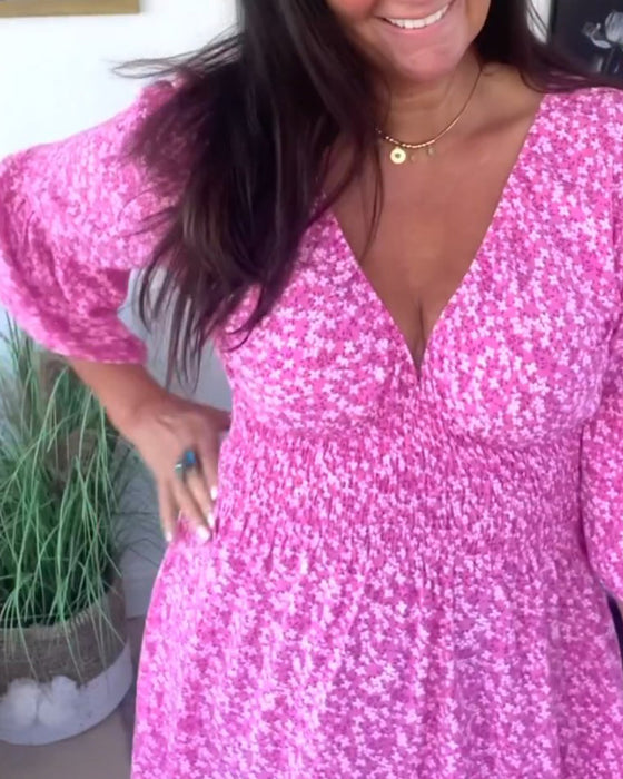 Robe avec des manches évasées et du col en V