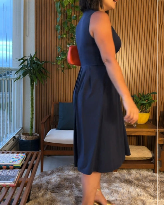 Robe avec col en V, sans manches et taille cintrée