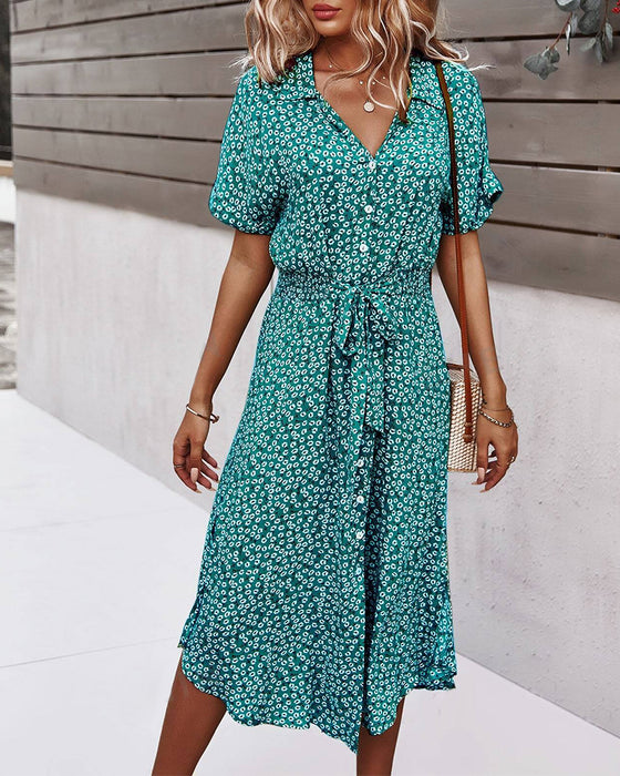 Robe à manches courtes, taille cintrée et imprimés fleuris