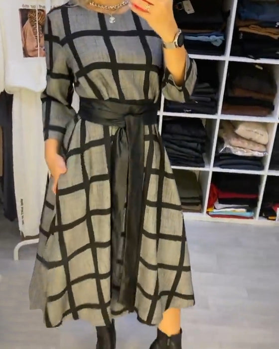 Robe à ligne A à carreaux avec encolure ronde