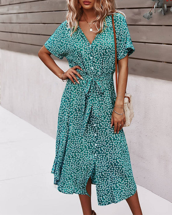 Robe à manches courtes, taille cintrée et imprimés fleuris