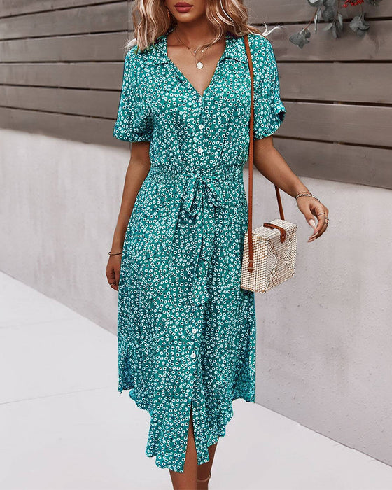 Robe à manches courtes, taille cintrée et imprimés fleuris