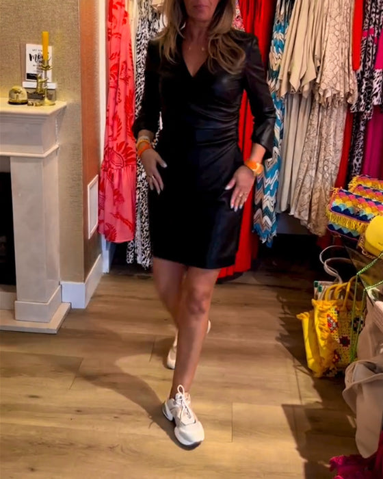 Robe moulante en PU à col en V