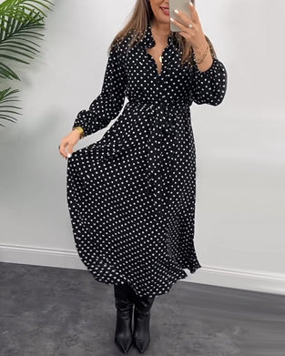 Robe élégante avec revers imprimé à pois