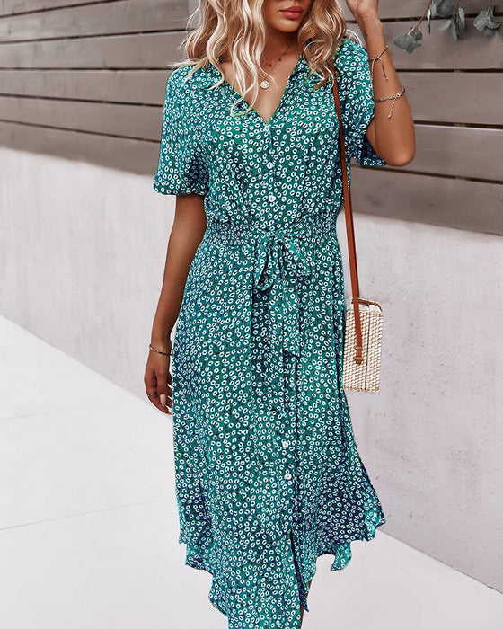 Robe à manches courtes, taille cintrée et imprimés fleuris