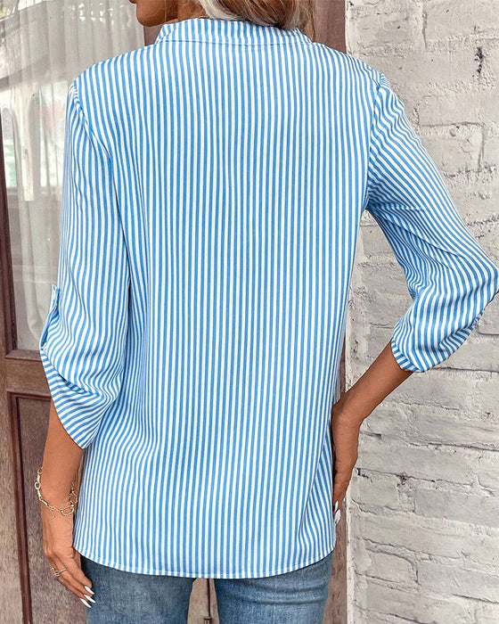 V-hals bluse med stribet print