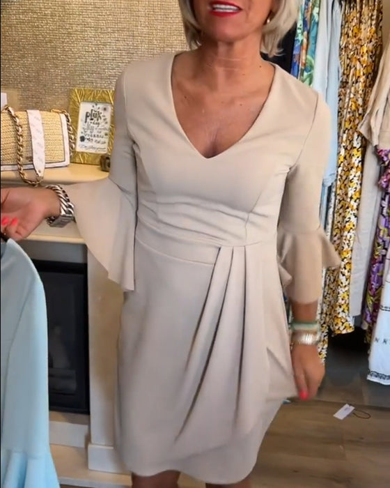 Robe plissée à col en V et manches cloche