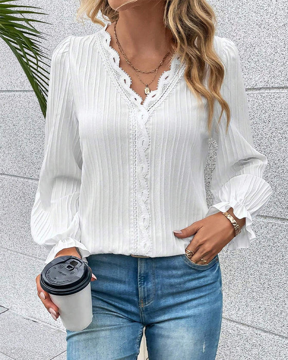 Blouse avec empiècements en dentelle et col V